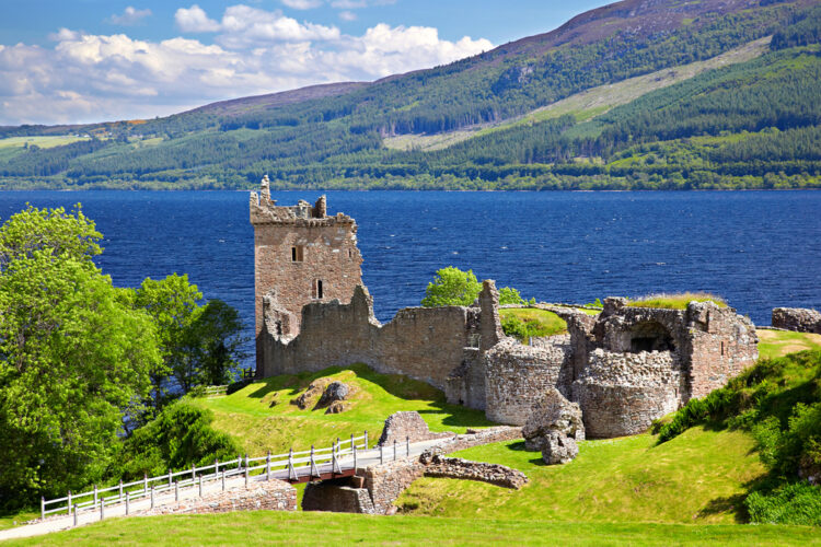 Loch Ness mit Urquhart Castle
